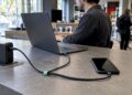 USB-C-Ladegerät versorgt Notebook per Kabel mit Strom