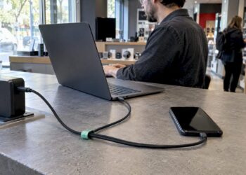 USB-C-Ladegerät versorgt Notebook per Kabel mit Strom