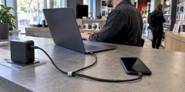 USB-C-Ladegerät versorgt Notebook per Kabel mit Strom