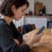 Studentin konfiguriert privates DNS auf dem Android-Smartphone