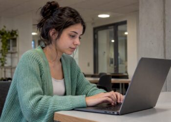 Studentin legt am Laptop einen E-Mail-Alias an