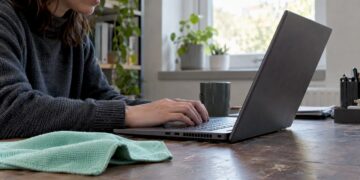 Laptop mit staubigen Lüftungsschlitzen auf dem Schreibtisch