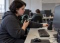 Die Studentin kontrolliert die Audioausgabe am PC