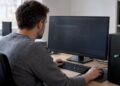 Benutzer beginnt BIOS-Update über USB-Stick