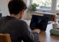 Ein Teenager programmiert mit Scratch ein Fangspiel