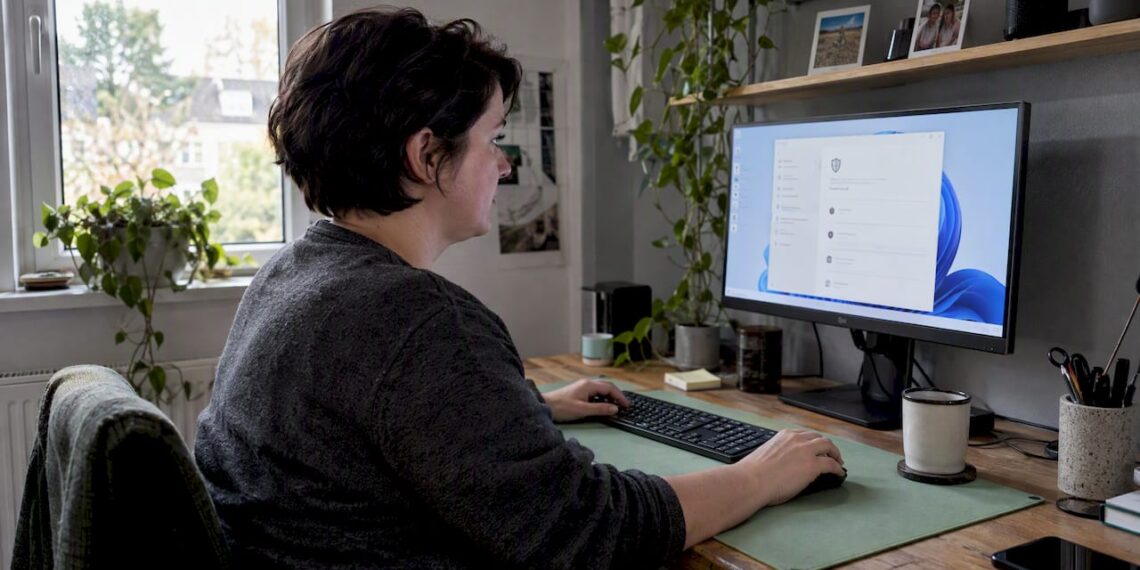 Benutzerin schaut sich die Firewall-Einstellungen in Windows an