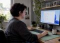 Benutzerin schaut sich die Firewall-Einstellungen in Windows an