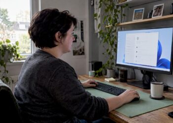 Benutzerin schaut sich die Firewall-Einstellungen in Windows an