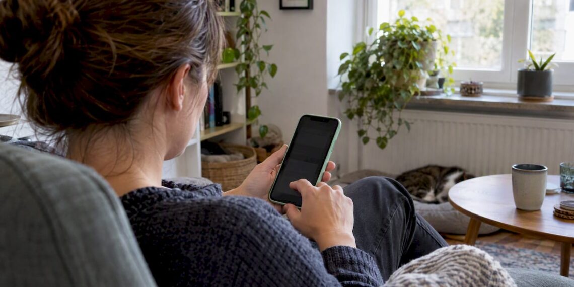 Person kontrolliert den Google Fotos Speicher auf dem Smartphone