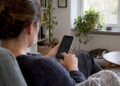 Person kontrolliert den Google Fotos Speicher auf dem Smartphone