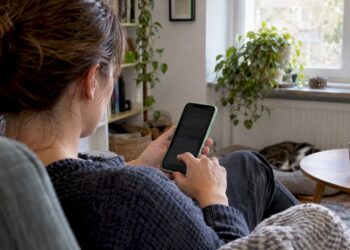 Person kontrolliert den Google Fotos Speicher auf dem Smartphone