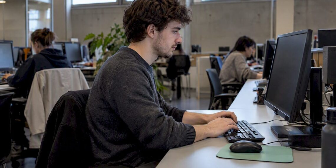 Person, die den DNS-Cache an einem Windows-PC leert