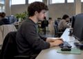 Person, die den DNS-Cache an einem Windows-PC leert