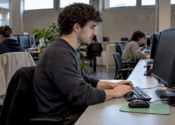 Person, die den DNS-Cache an einem Windows-PC leert