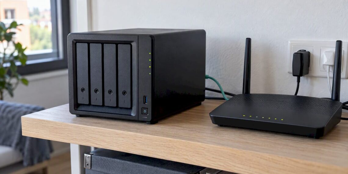 NAS-Gerät direkt neben dem Router im Heimnetzwerk
