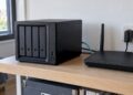 NAS-Gerät direkt neben dem Router im Heimnetzwerk