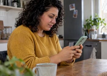 Frau erstellt ein Backup auf ihrem Android-Smartphone