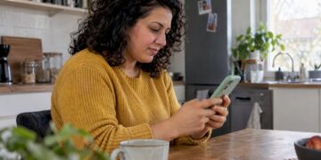 Frau erstellt ein Backup auf ihrem Android-Smartphone