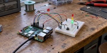 Mit dem Raspberry Pi 5 eine gesteckte LED-Ampel steuern