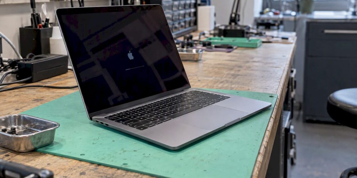 MacBook im macOS-Wiederherstellungsmodus im Wartungszustand