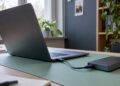 MacBook mit einem externen Backup-Laufwerk verbunden
