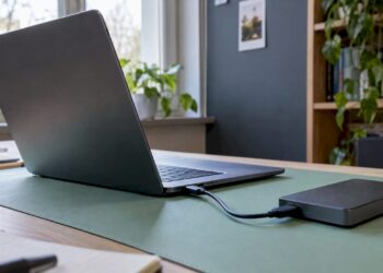 MacBook mit einem externen Backup-Laufwerk verbunden