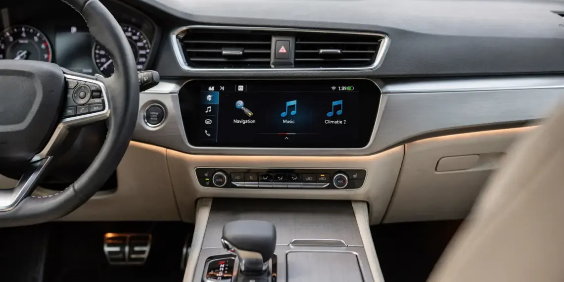 Modernes Auto-Innenraum-Display für Sprachsteuerung von Navigation, Musik und Klima