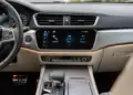 Modernes Auto-Innenraum-Display für Sprachsteuerung von Navigation, Musik und Klima