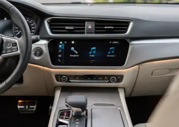 Modernes Auto-Innenraum-Display für Sprachsteuerung von Navigation, Musik und Klima